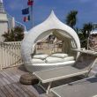 Hippe loungestoel aan het strand in Senigallia
