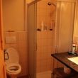 Badkamer met krachtige douche, wc en wastafel